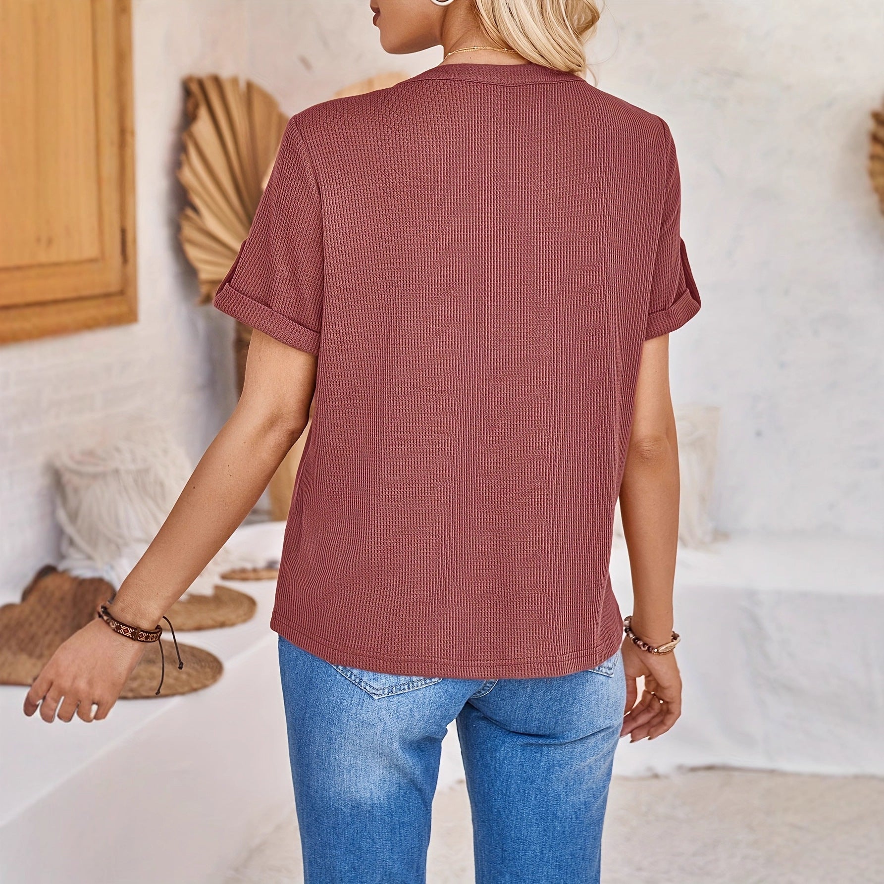Dame sommer-topp med knapper – løstsittende V-hals i ensfarget design