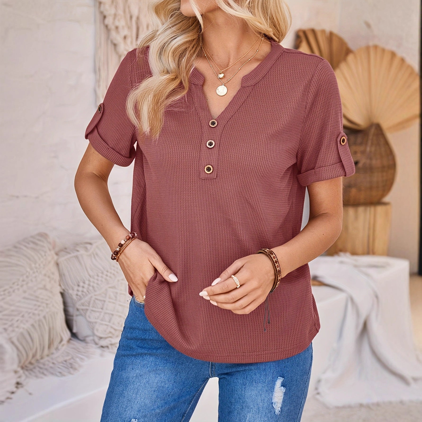Dame sommer-topp med knapper – løstsittende V-hals i ensfarget design
