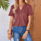 Dame sommer-topp med knapper – løstsittende V-hals i ensfarget design